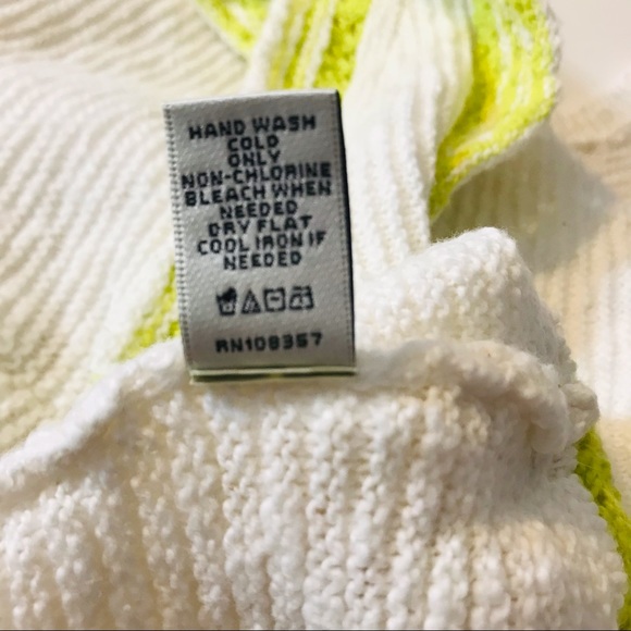 NEIMAN MARCUS Sleeveless Knit & Crochet Long Sweater Size Medium - Picture 9 of 9